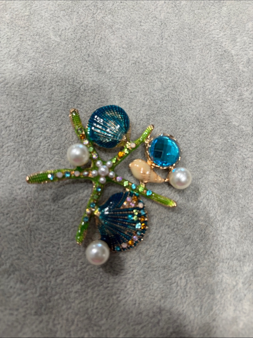 Sea pendent to place on torque or chain